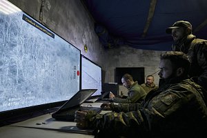 Ukrajinští vojáci sledují v podzemním stanovišti záběry z dronů nad frontou u východoukrajinského města Bachmut, 27. prosince 2022
