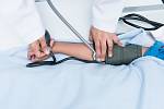 Vysoký krevní tlak nemusí trápit jen starší lidi, kteří žili nezdravě