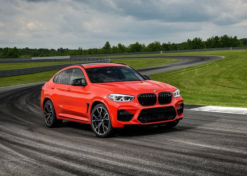 BMW X4 M. 0-100 km/h za 4,2 s. Maximální rychlost 250 km/h. Cena: 2 503 800 Kč.