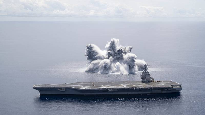 Americké námořnictvo testovalo odolnost letadlové lodi proti rázovým vlnám z výbuchů. Nechalo u ní v moři explodovat devatenáctitunovou nálož. Výbuch byl silný jako zemětřesení.