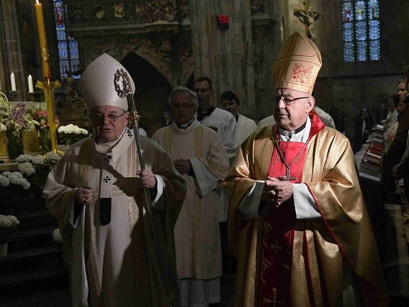 V katedrále sv. Víta, Václava a Vojtěcha v Praze se konala 23. dubna mše, při níž byly do nového relikviáře uloženy ostatky sv. Vojtěcha. Mši sloužil kardinál Miloslav Vlk (vpravo), kázání přednesl kardinál Dominik Duka (vlevo).