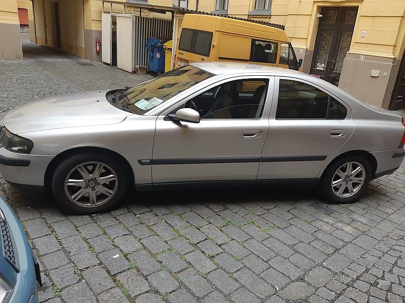 Toto Volvo S 60 vyrobili v roce 2003. Má dokonce platnou TK a stojí 63 000 Kč