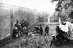 Na říjnovém masakru Židů v kovenském ghettu se podílela také esesácká skupina Einsatzkommando 3. Na snímku příslušníci Einsatzkommanda při vraždění polských civilistů v roce 1939
