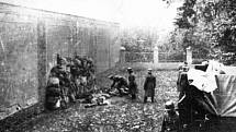 Na říjnovém masakru Židů v kovenském ghettu se podílela také esesácká skupina Einsatzkommando 3. Na snímku příslušníci Einsatzkommanda při vraždění polských civilistů v roce 1939
