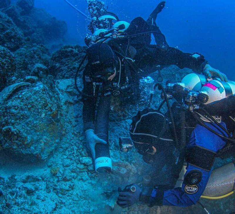 Potápěči nalezli další bronzové a kovové předměty.