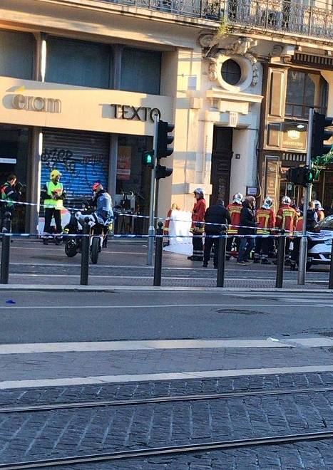 Neznámý útočník postřelil a pobodal ve francouzkém Marseille několik lidí