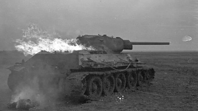 Legendární sovětský tank T-34 byl zaveden do výzbroje krátce před začátkem Velké vlastenecké války a pro Němce, kteří jej neznali, byl nepříjemným překvapením. Byl to stroj, který po všech stránkách překonával všechnu německou tankovou techniku