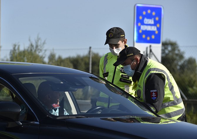 Slovenští policisté kontrolují řidiče na hraničním přechodu Břeclav - Kúty na dálnici D2