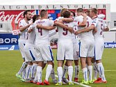 Čeští fotbalisté se radují z gólu proti Islandu.