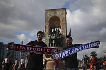 Fanoušci fotbalistů Liverpoolu a Chelsea v centru Istanbulu den před utkáním o Superpohár UEFA