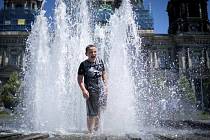 Chlapec se ochlazuje ve fontáně v Berlíně. V Německu dnes teploty atakovaly 39 stupňů Celsia