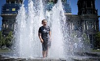Chlapec se ochlazuje ve fontáně v Berlíně. V Německu dnes teploty atakovaly 39 stupňů Celsia