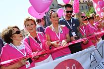 Na Staroměstském náměstí se uskutečnil 6. června 15. ročník Avon pochod proto rakovině prsu. Na snímku zleva Jiřina Bohdalová, herečka, Simona Stašová, herečka, Mahulena Bočanová, moderátorka, Petr Vágner, moderátor.