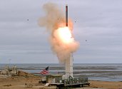 Test americké rakety s doletem přes 500 km na kalifornském ostrově San Nicolas asi 130 kilometrů západně od Los Angeles