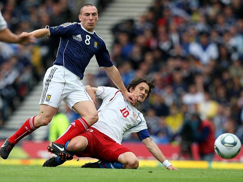 Tomáš Rosický (vpravo) a Scott Brown ze Skotska.