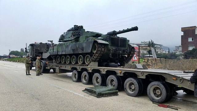 Turecko přesunulo své tanky blíž k turecko-syrské hranici