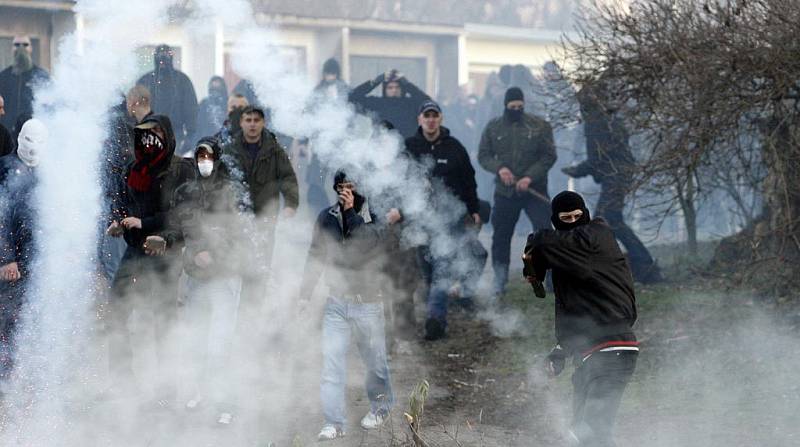 Povolená protestní akce v Janově, kterou proti místním Romům svolala extrémistická Dělnická strana, se během několika málo hodin proměnila v krveprolití.