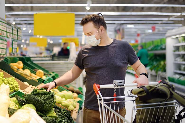 Lidé by měli při nakupování potravin dodržovat hygienické zásady. Rouška je nutností.