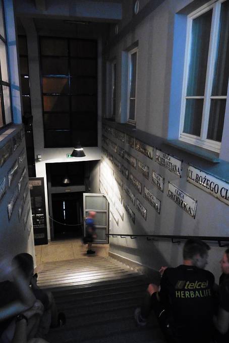 Továrna na email Oskara Schindlera v Krakově, dnes muzeum o historii Krakova a Židů během 2. světové války. Schodiště.