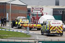 Policisté zasahují v hrabství Essex na jihovýchodě Anglie u kamionu, ve kterém bylo nalezeno 39 mrtvých těl (snímek z 23. října 2019).