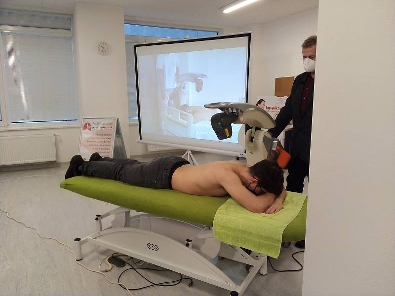  takzvanou MLS laserovou terapií začal v Česku primář rehabilitačního oddělení Oblastní nemocnice Kolín Lukáš Cibulka.