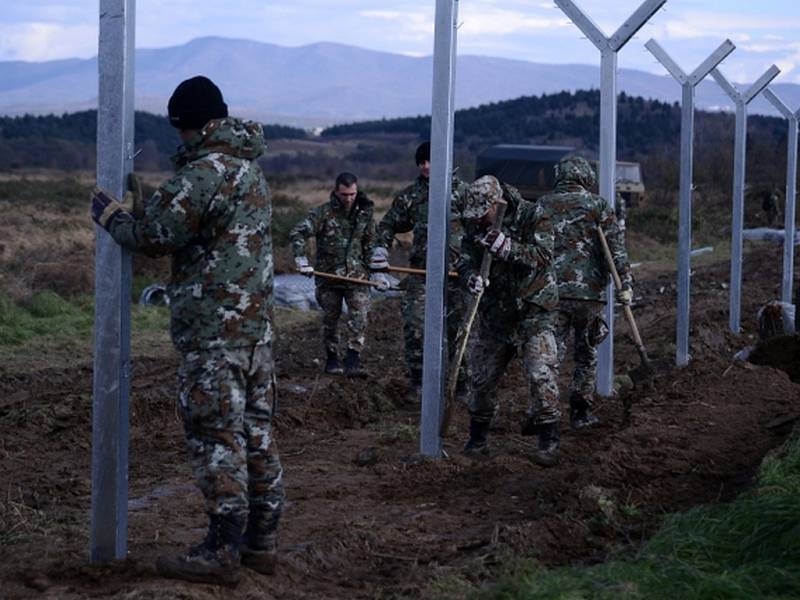Makedonie zahájila na hranicích s Řeckem stavbu plotu, který má zabránit migrantům v nekontrolované cestě po jejím území. 