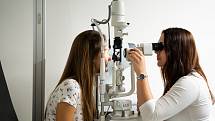 Vyšetření zraku u specialisty by měl zdravý člověk absolvovat alespoň jednou za dva roky, ideálně ale každý rok.