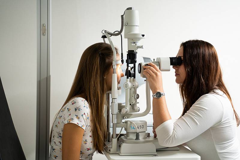 Vyšetření zraku u specialisty by měl zdravý člověk absolvovat alespoň jednou za dva roky, ideálně ale každý rok.