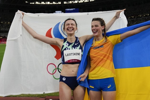 Elitní výškařky Maria Lasickeneová (Rusko) a Jaroslava Mahučichová (Ukrajina) na OH v Tokiu.