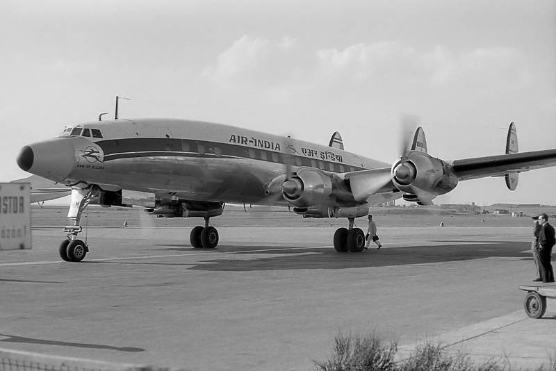Letadla Lockheed L-1049G Super Constellation využíval dopravce Air India. Zde je zachyceno na pražské Ruzyni. Podobné letadlo bylo účastníkem kolize nad Grand Canyonem v roce 1956.