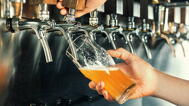 Cena jednoho půllitru čepovaného piva se může vyšplhat i přes sedmdesát korun.