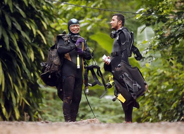 Britští potápěči konečně pronikli k chlapcům v zaplavené thajské jeskyni