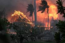 Plameny jsou nejničivější kolem města Lahaina na západě ostrova, kde oheň poškodil část historického centra a přiměl lidi prchat před živlem do moře