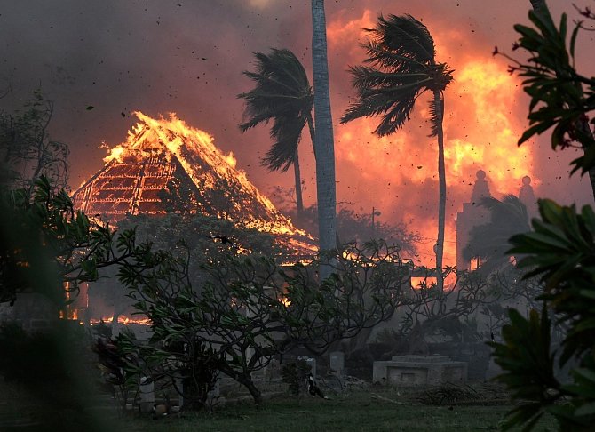 Plameny jsou nejničivější kolem města Lahaina na západě ostrova, kde oheň poškodil část historického centra a přiměl lidi prchat před živlem do moře
