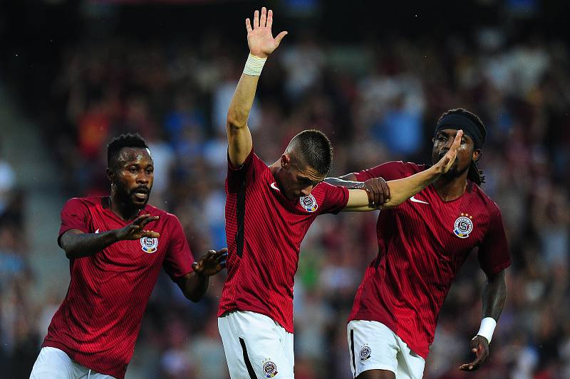 Fotbalové utkání 2. předkola Evropské ligy UEFA mezi celky AC Sparta Praha a FK Spartak Subotica 2. srpna v Praze. Zleva se raduje Guélor Kaku Kanga, Srdjan Plavšič a Costa.