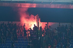 Fanoušci Slavie při konfliktu na stadionu v Římě
