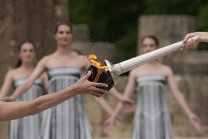 Slavnostní ceremoniál zapálení ohně pro olympijské hry v Paříži ve starověké Olympii v Řecku.