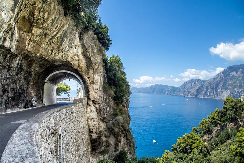 Amalfitánské pobřeží v Itálii se rozkládá od Sorrentského poloostrova až k Salernu