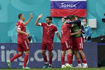 Ruští fotbalisté se v Petrohradu radují z gólu, který vstřelili Finsku.