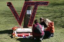 Studenti univerzity ve virginském Blacksburgu podepisují kondolenční knihu.