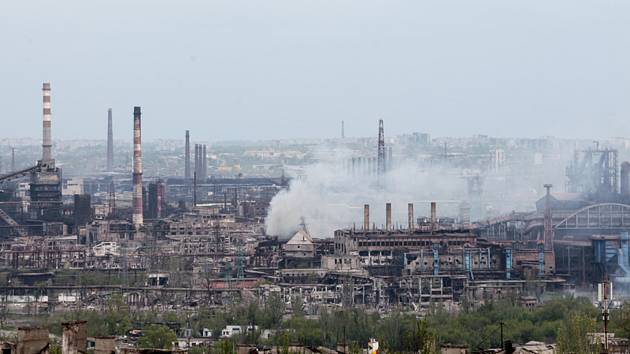 Z oceláren Azovstal v ukrajinském Mariupolu, kde probíhají těžké boje, stoupá kouř 5. května 2022.