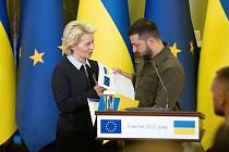 Šéfka Evropské komise Ursula von der Leyenová a ukrajinský prezident Volodymyr Zelenskyj. Ilustrační snímek