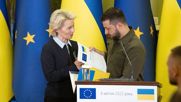 Šéfka Evropské komise Ursula von der Leyenová a ukrajinský prezident Volodymyr Zelenskyj