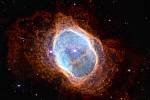 Prstencová mlhovina je planetární mlhovina v souhvězdí Lyry. Jednu z nejznámějších mlhovin zachytil už Hubbleův teleskop, ale ve značně menším rozlišení.