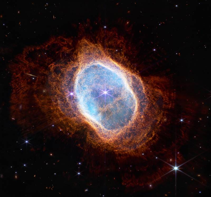 Prstencová mlhovina je planetární mlhovina v souhvězdí Lyry. Jednu z nejznámějších mlhovin zachytil už Hubbleův teleskop, ale ve značně menším rozlišení.