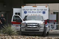 Sanitka parkuje před vchodem pohotovosti v nemocnici Banner Estrella Medical Center ve Phoenixu.