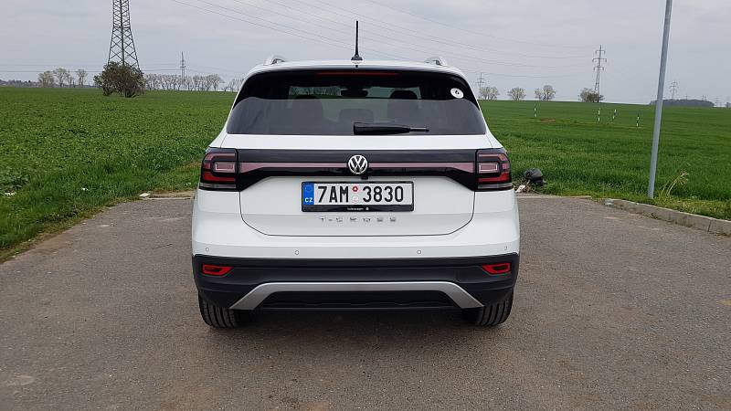 Volkswagen T-Cross - Zajímavostí je reflexní linka na zádi.