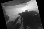 Hra se stínem. Na některých fotkách, které poslal rover Opportunity je možné zahlédnout jeho stín.