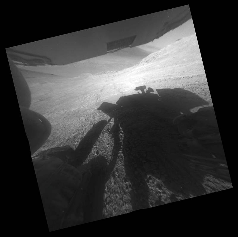 Hra se stínem. Na některých fotkách, které poslal rover Opportunity je možné zahlédnout jeho stín.