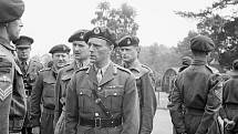 Generálmajor Sir Robert Laycock při inspekci jednotek commandos krátce před vyloděním v Normandii